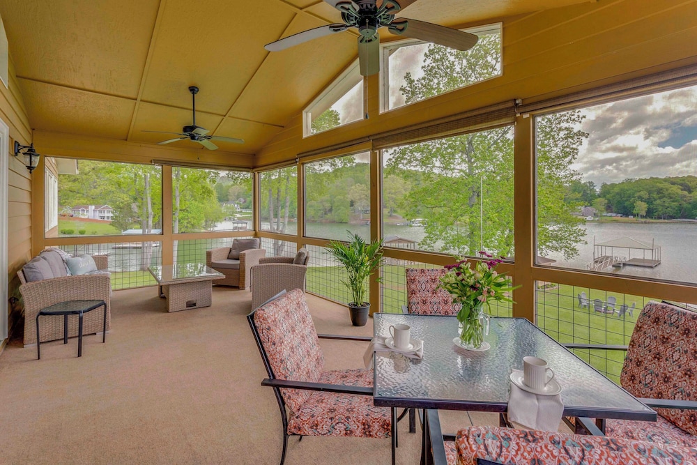 February Perks! Couples Getaway in Hayesville