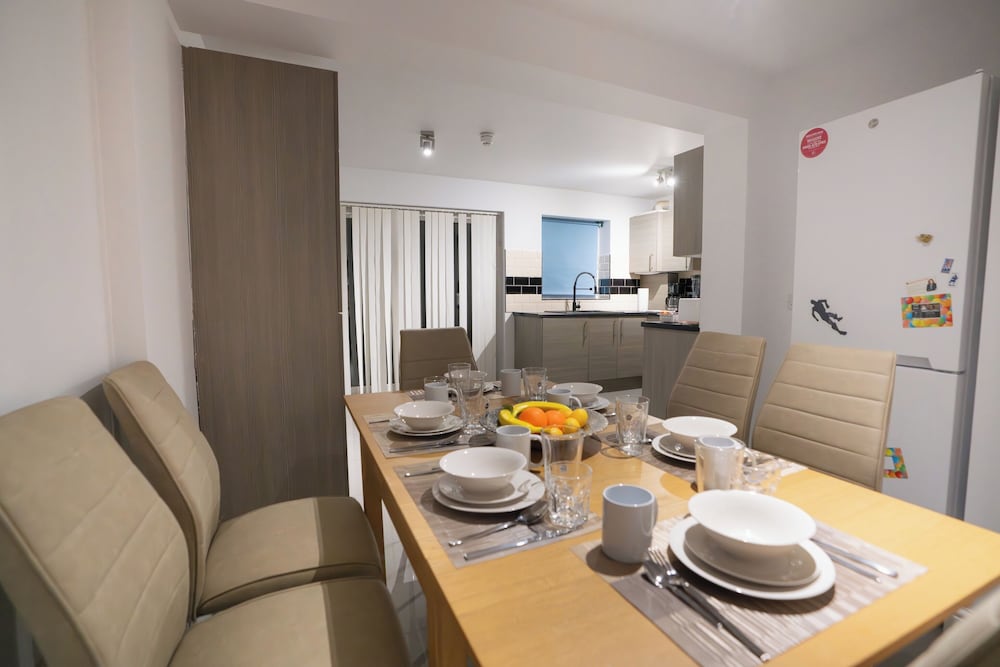 D'luxe 5-bed House - Sleeps 12 & Private Parking