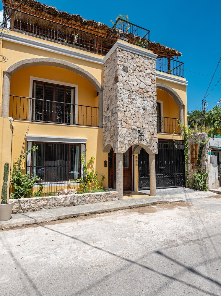 Hotel Casa Pakal - Image 1