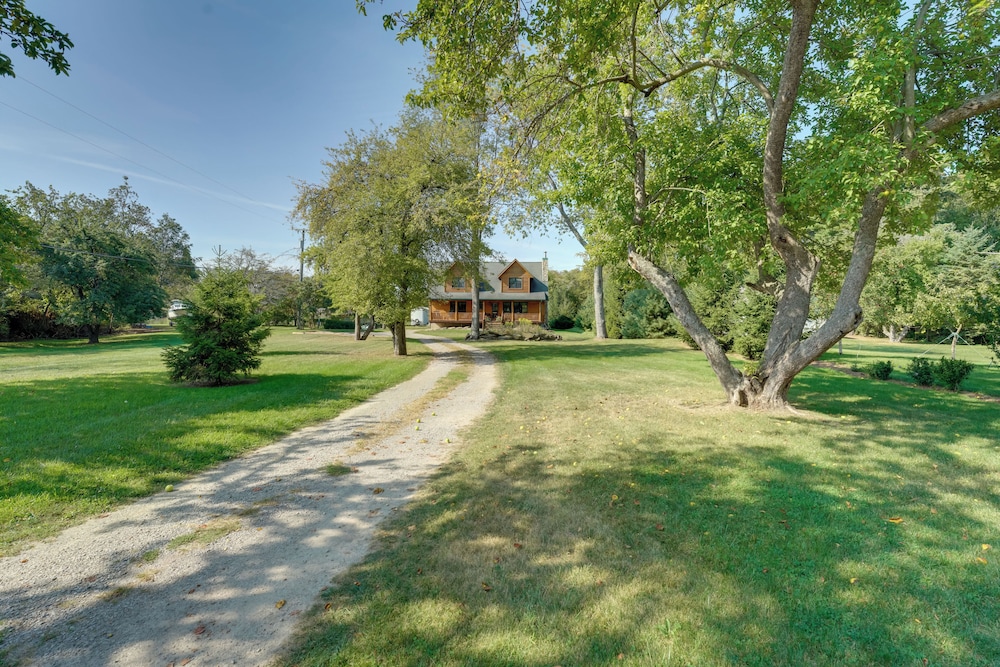 1 Mi to Public Beach: Port Austin Cabin w/ Hot Tub