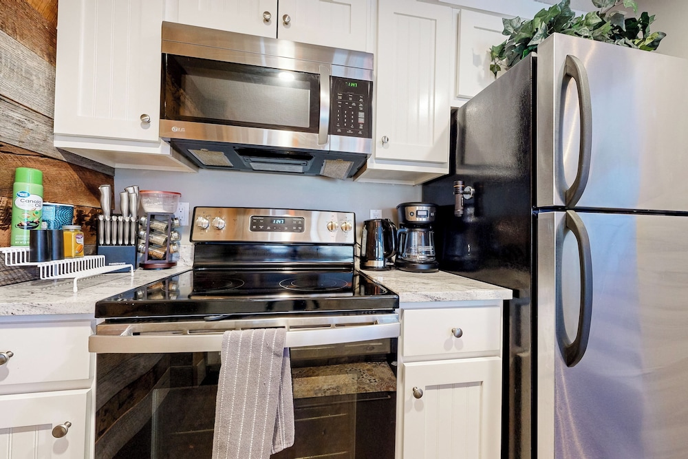 2BR Peaceful Home w/ Pool, Golf, Marina, W & D