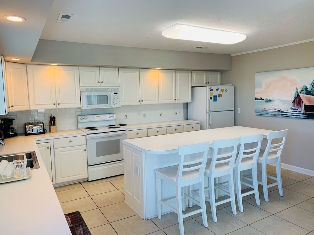 Old Man & The Sea 5 Bedroom Home by RedAwning