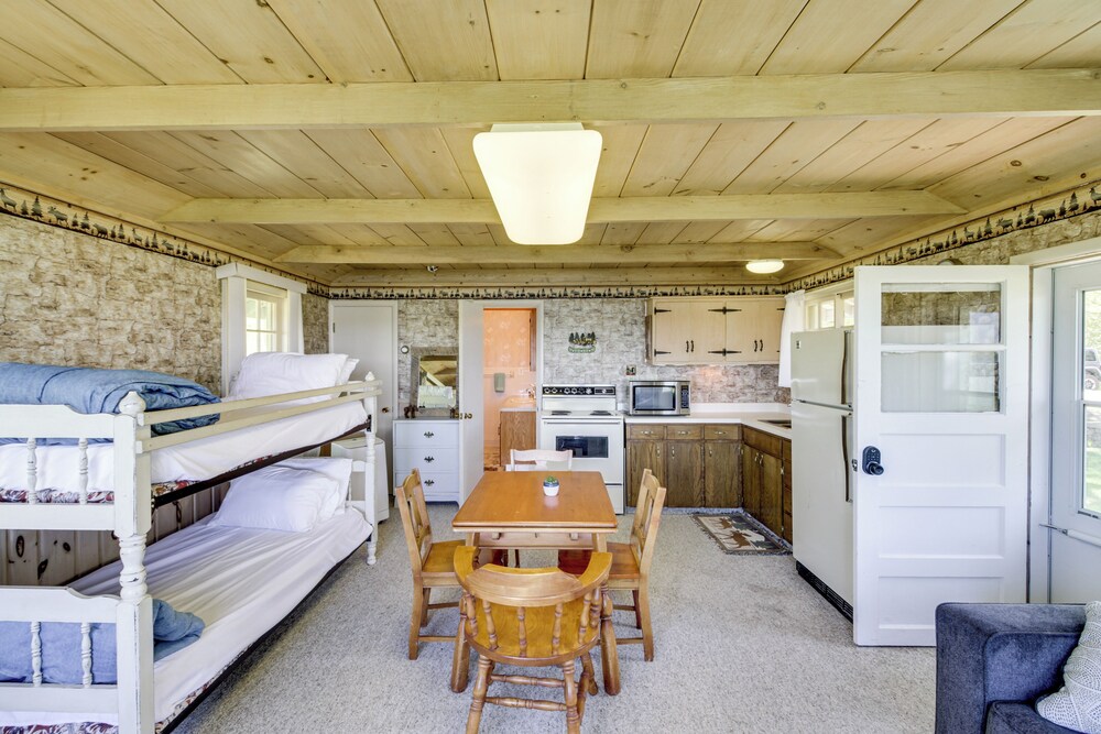 Hackensack Waterfront Retreat on Tenmile Lake