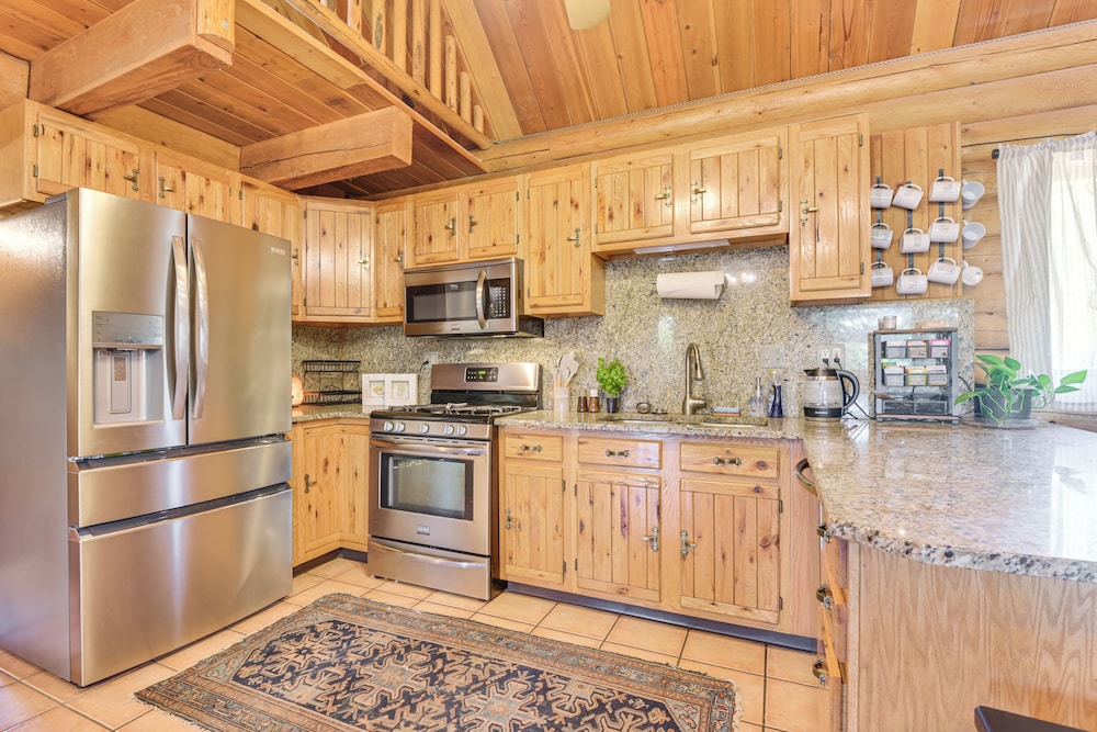 Ski, Hike & More: Homey Huntsville Retreat!