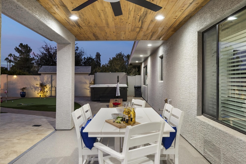 Desert Willow Pool Spa Firepit Putting Green view 3