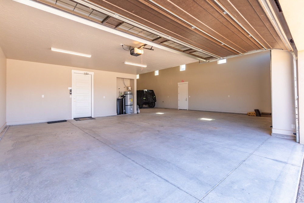 Hurricane Falls Pool, Hot Tub Plus Dog Friendly! 4 Bedroom Home