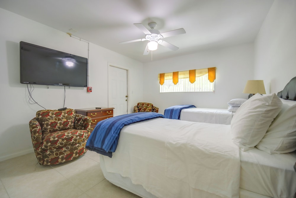 < 3 Mi to Hard Rock Stadium: Miami Home w/ Sunroom