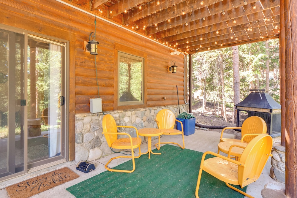 Hot Tub Hideaway w/ Views & Deck in Fairplay!