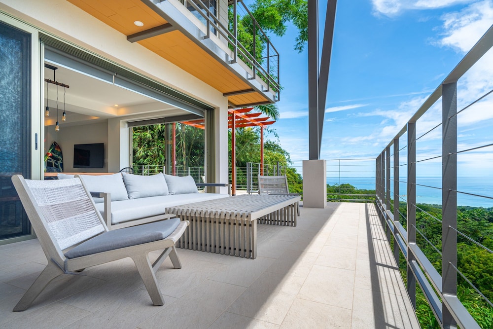 Tropical Oceanview Retreat 11br for 27 Guests