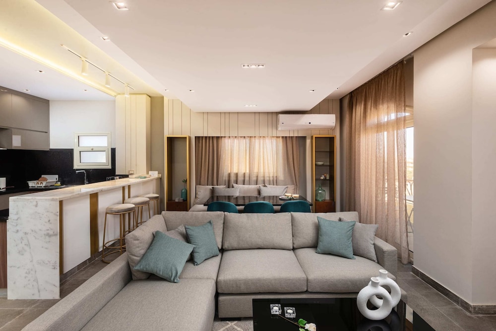 Xuru Stays I The Sleek & Ritzy 2 BDR 15 min From CAI Airpt