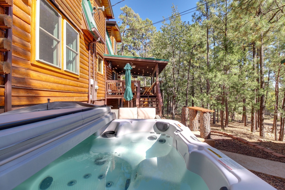 Hot Tub + Decks: Sherwood Forest Cabin