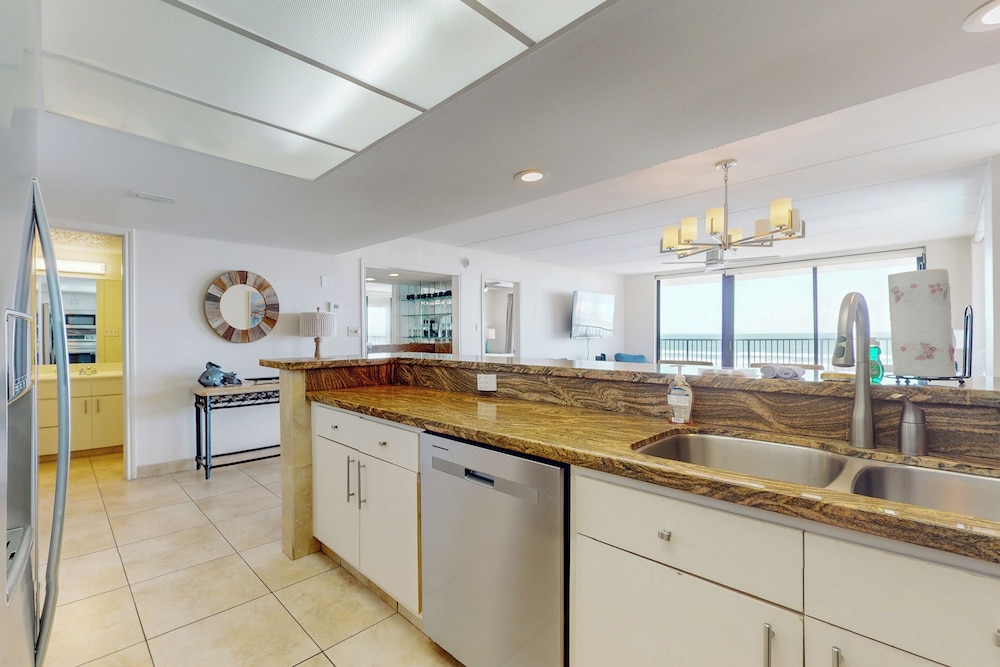 Gulf-view Corner 3BR w/ Balcony & Luxe Amenities