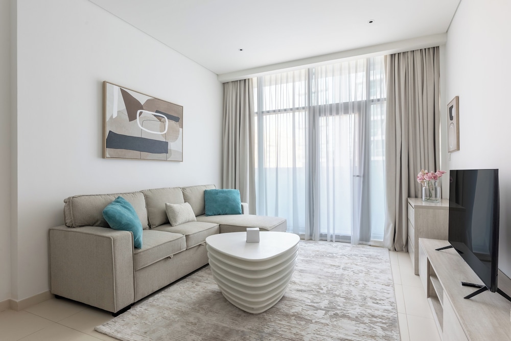 Stylish One-Bedroom Oasis Palm Location