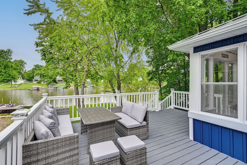 Lakefront Getaway w/ Private Dock in Colon!