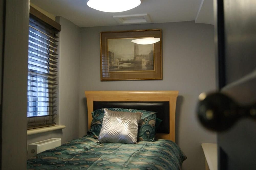 Georgianstyle-2bed-smarttv-freeparking view 5