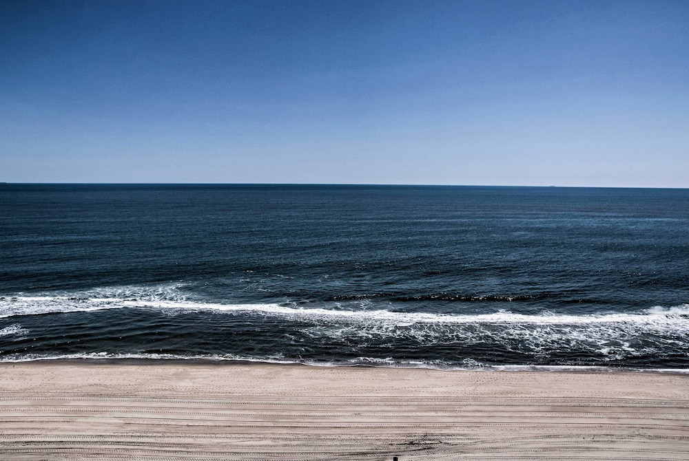 Heated Pool + Views: Beachfront Ocean City Gem