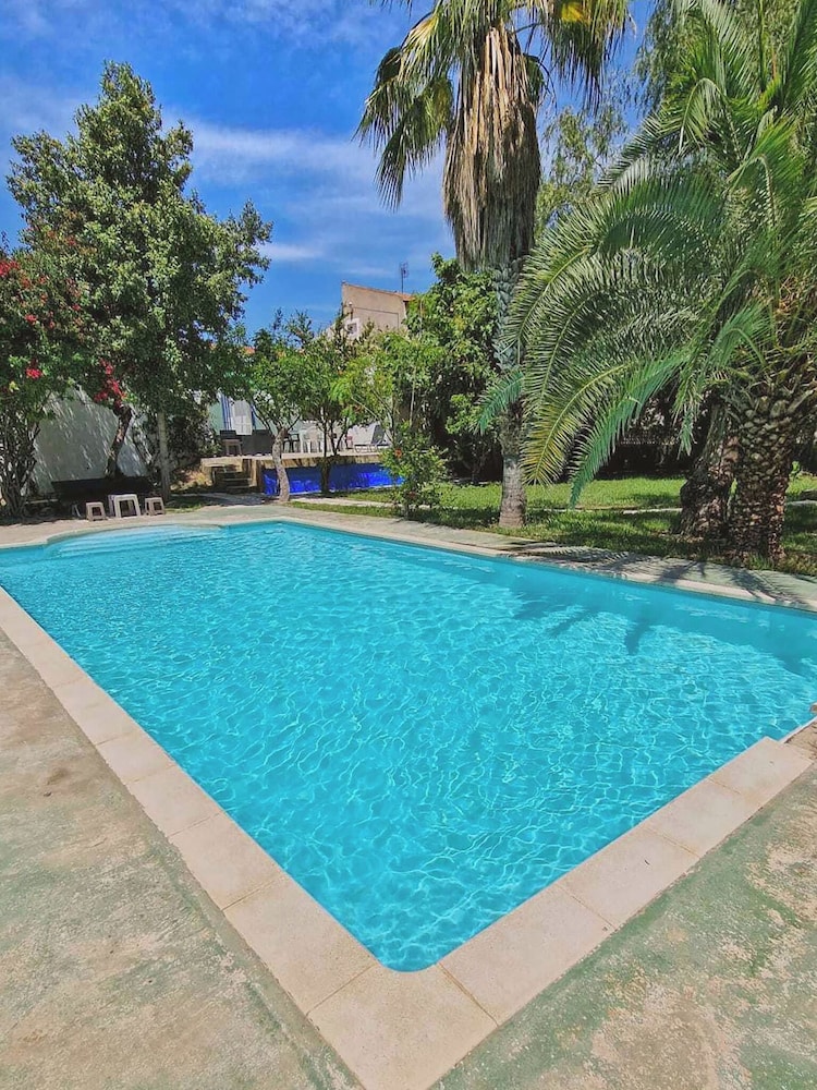 House With Exclusive Pool and Garden 7 min Walk From the Beach and the Center