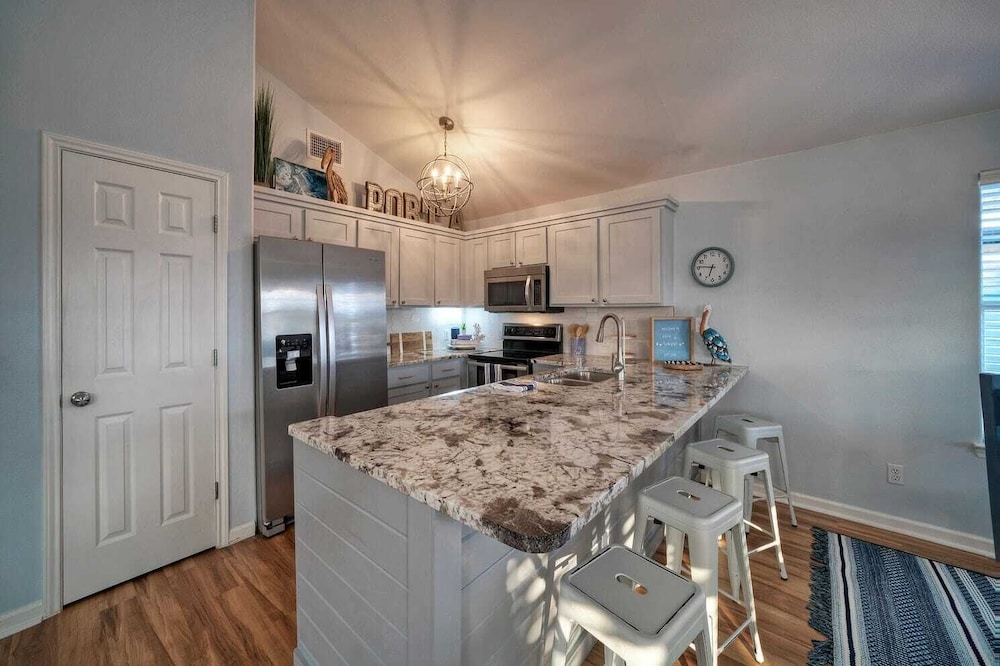 Sleeps 22 2 Homes w/ Private Pool, Game Room, Nature Views 7 BDR Avantstay