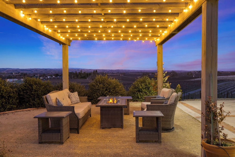 Private Pool, Firepit & Wine Room Near Top Paso Wineries Devi Ranch