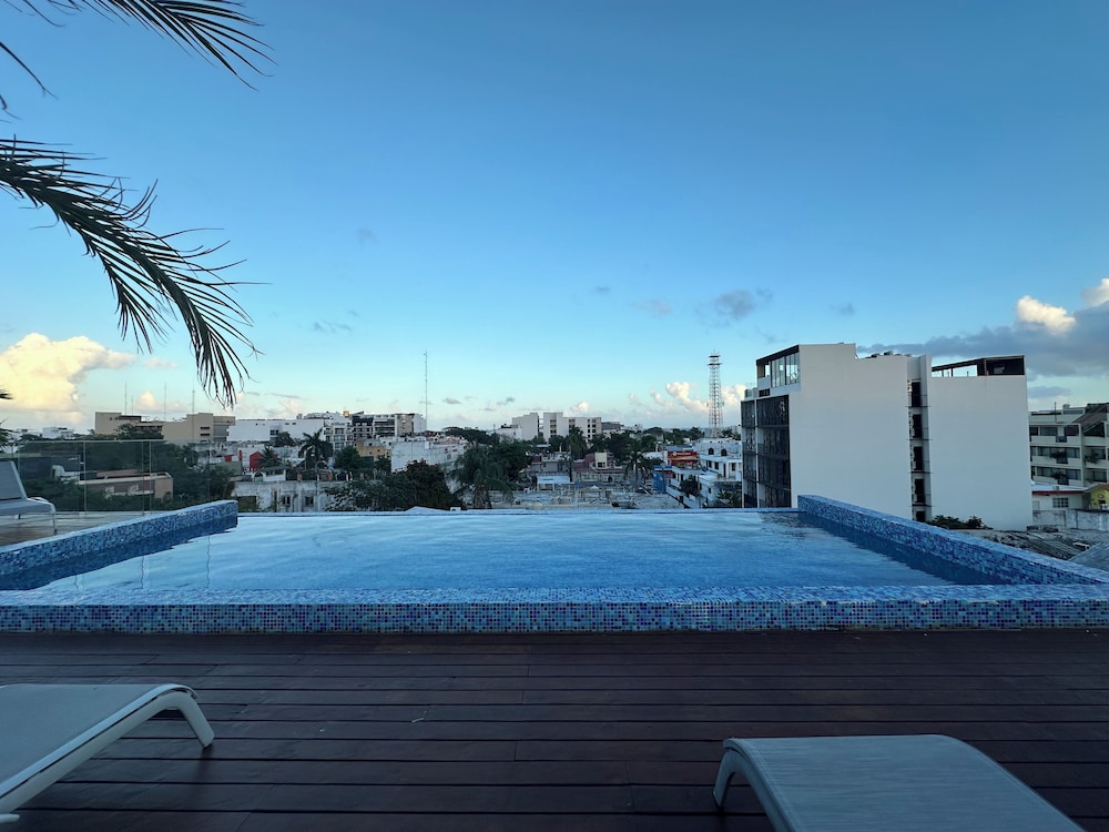 2BR Penthouse with Rooftop Pool