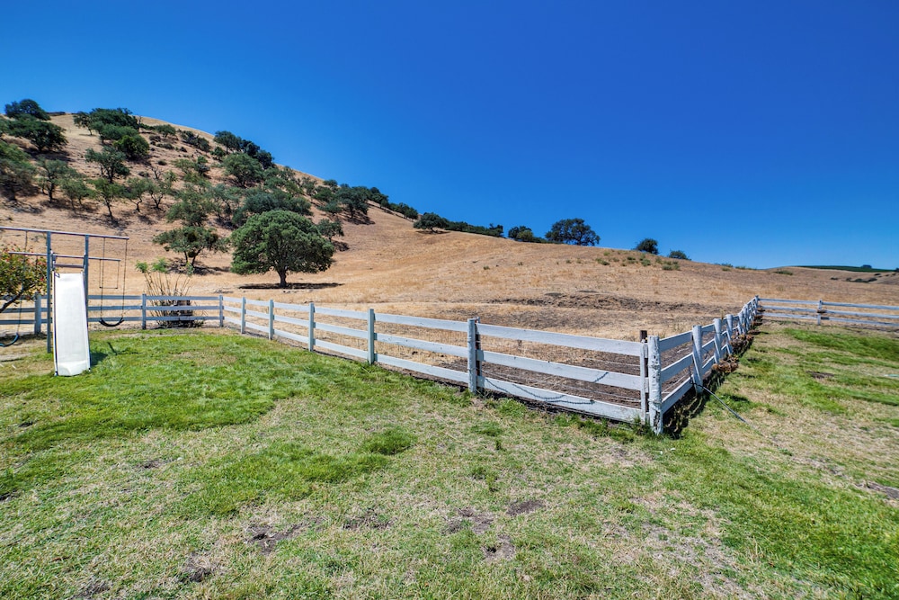 Fenced Yard & Outdoor Bar: Hillside Paicines Home!