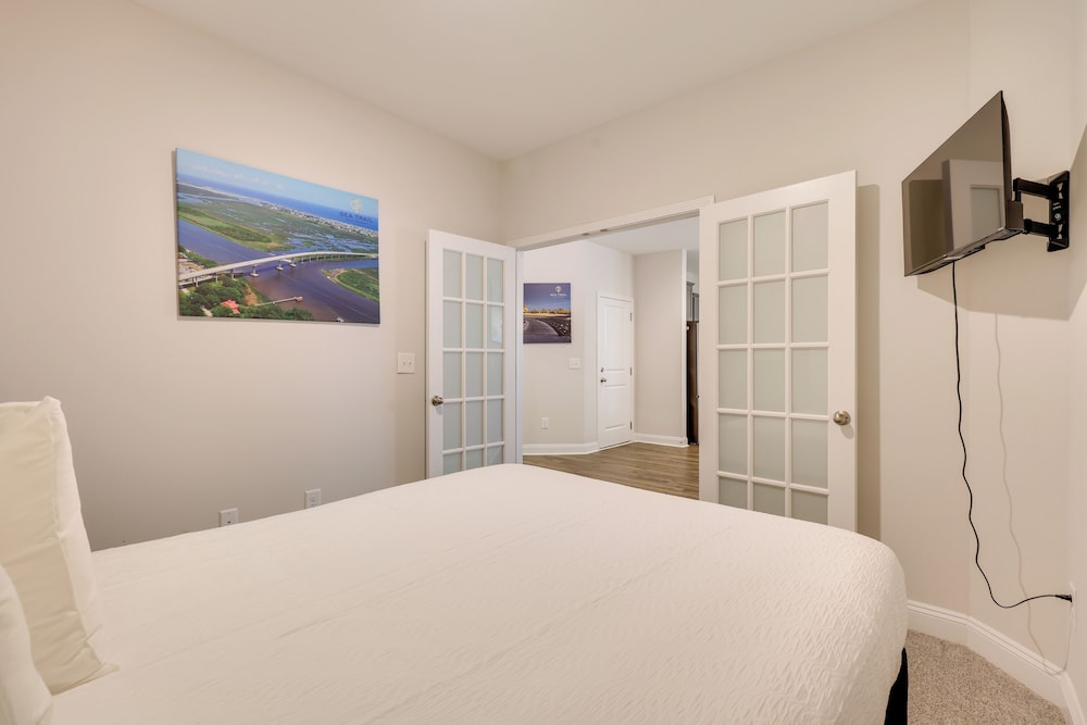 3 Mi to Sand & Surf: Ocean Isle Beach Retreat!