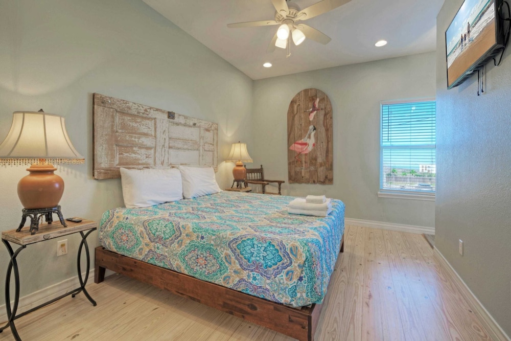 Sleeps 26 2 Homes w/ Waterfront Pool + Boat Dock Laguna Village Escape