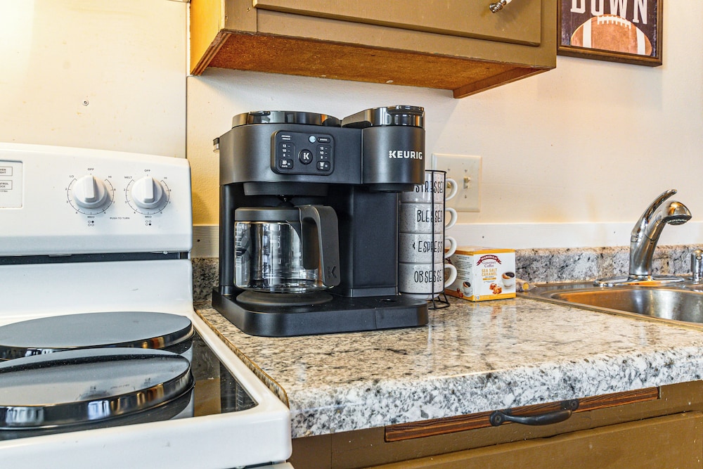3 Mi to Lambeau Field: Ideally Located Townhome!