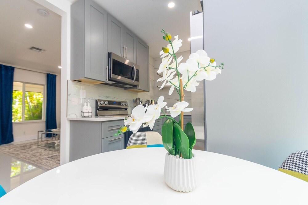 Uhost AI 4-unit Gem Mins to Las Olas Beach
