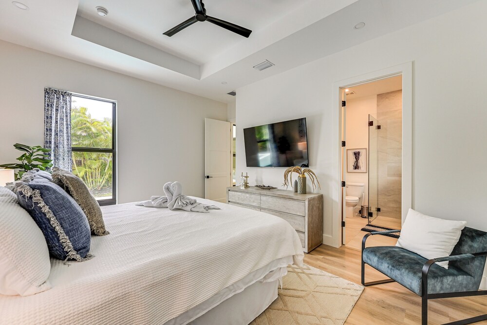 Luxe Outdoor Living: Naples Getaway 2 Mi to Beach!