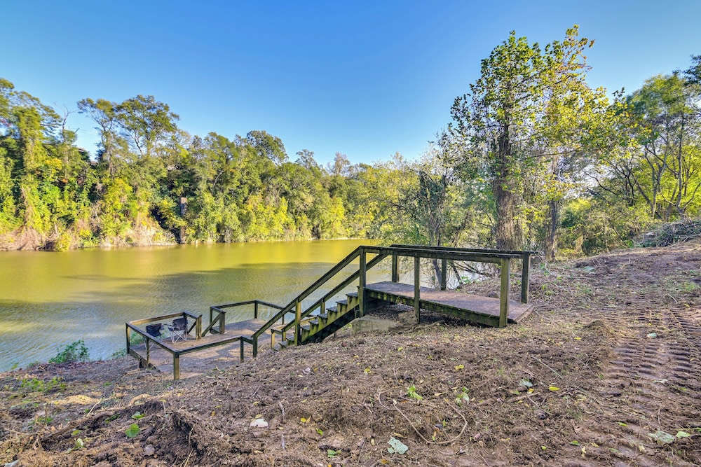 Riverfront Fishing: Home in Columbus w/ Grill