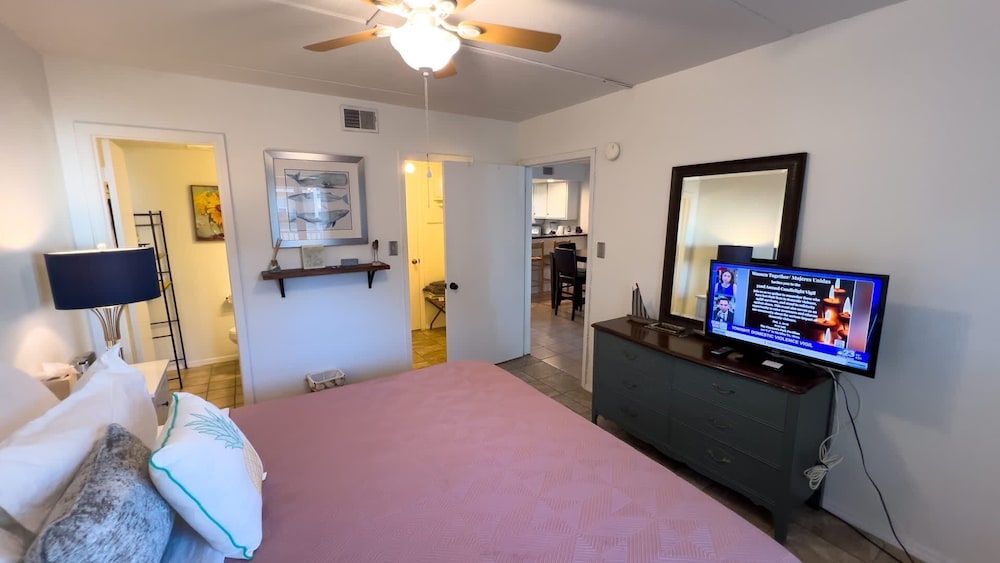 Cozy Family Retreat Steps To Beach Pool / Hot 2 Bedroom Apts