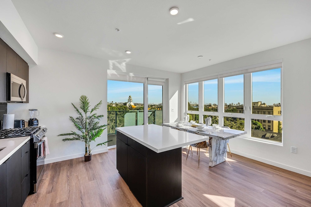 Luxury 2BR Hollywood Pool View by Oneluxstay