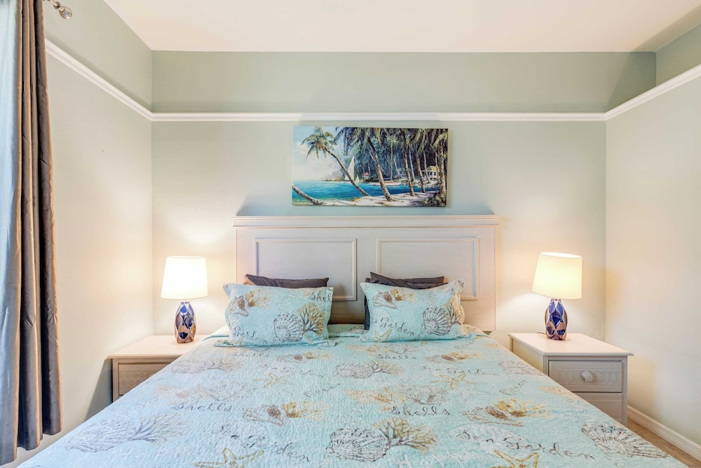 Private Pool, Pond Views, & Bonus Lounge in Gated Naples Community Drive to Dining & Sand