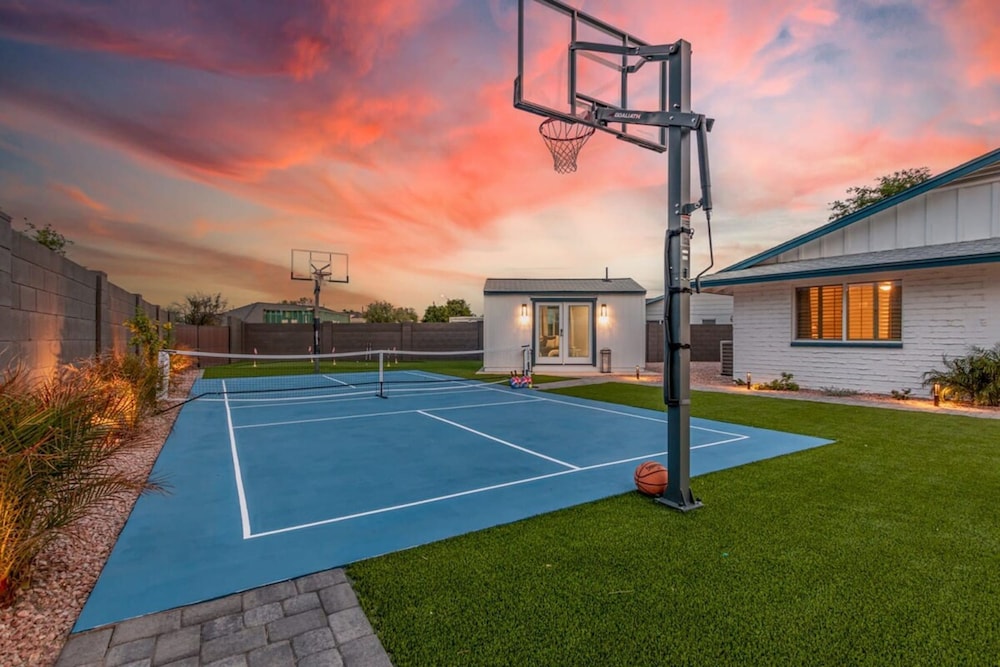 The Monterey Resort Style Pickleball Pool Putt