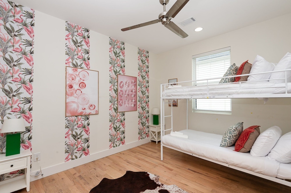 Citrine-private Patio & Balcony-near Germantown