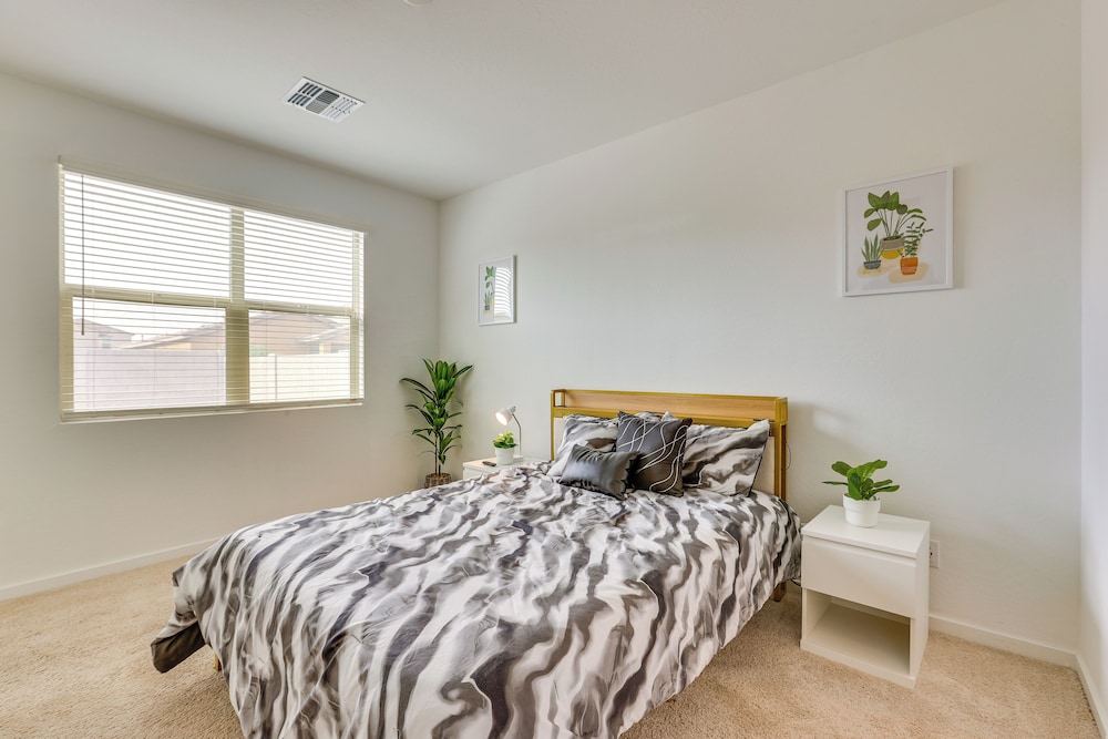 10 Mi to Dtwn Phoenix: Chic Family Home