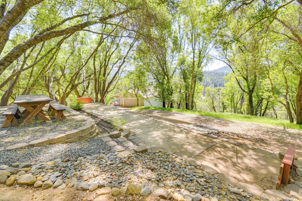 Yosemite Home Base: Community Perks + Lake Access!