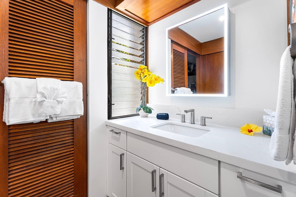 Oceanfront Elegance 2BR w/ Panoramic Views, Pool, Lanai + Concierge - Vrkcv