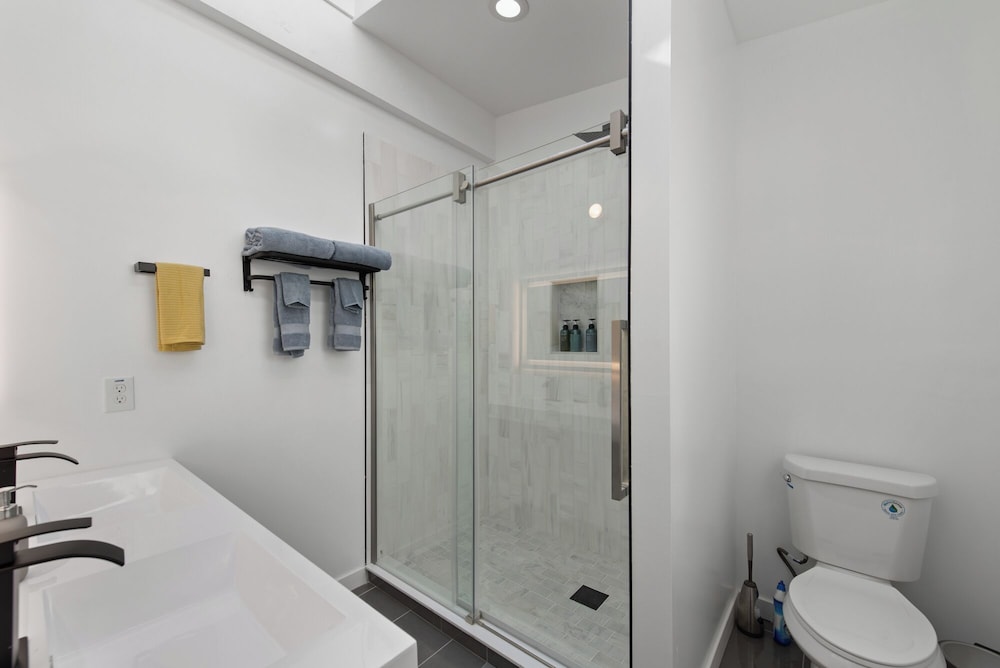 Stylish & Spacious Retreat in Downtown Bellevue