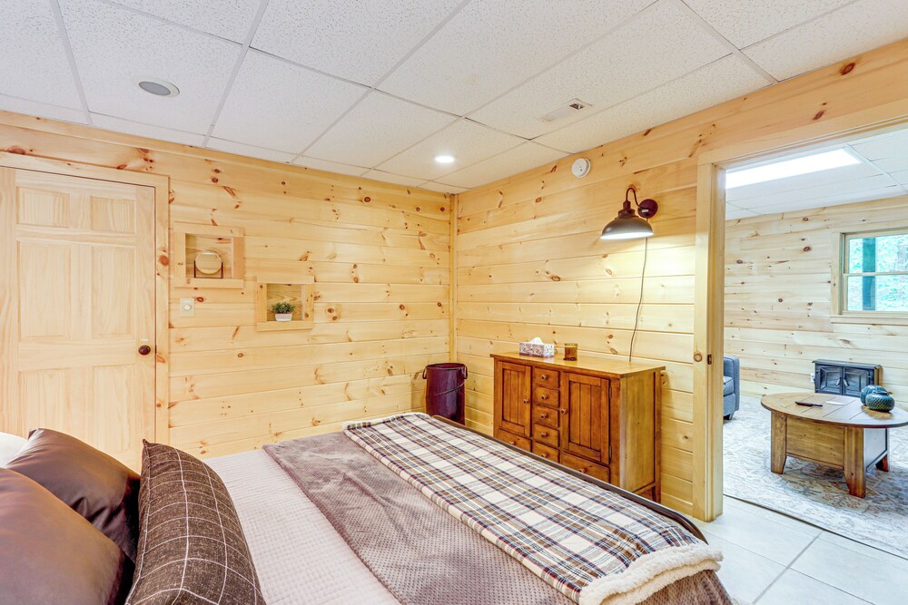 5 Mi to Dtwn Blue Ridge: Spacious Cabin w/ Hot Tub