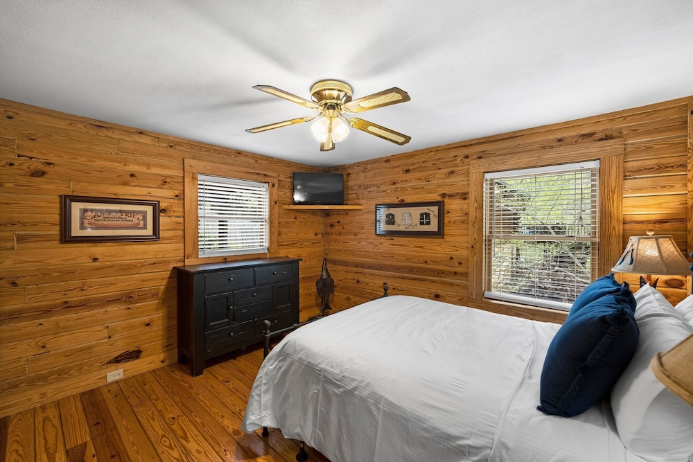 Lakeside Lodge by Avantstay Hot Tub Dock