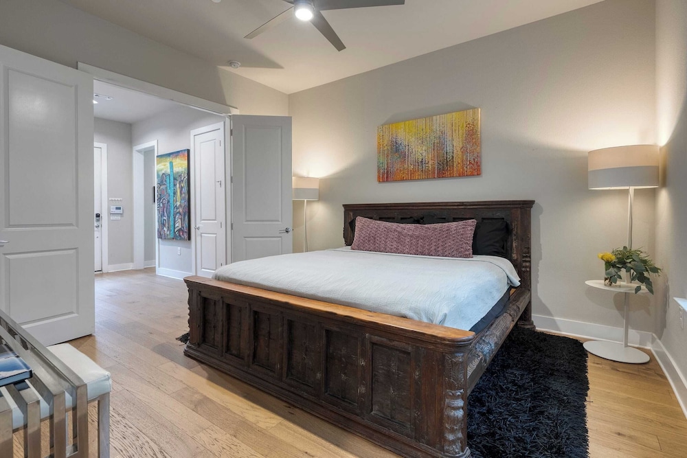 Town Lake Townhouse Hot Tub, Game Room & Skyline Views