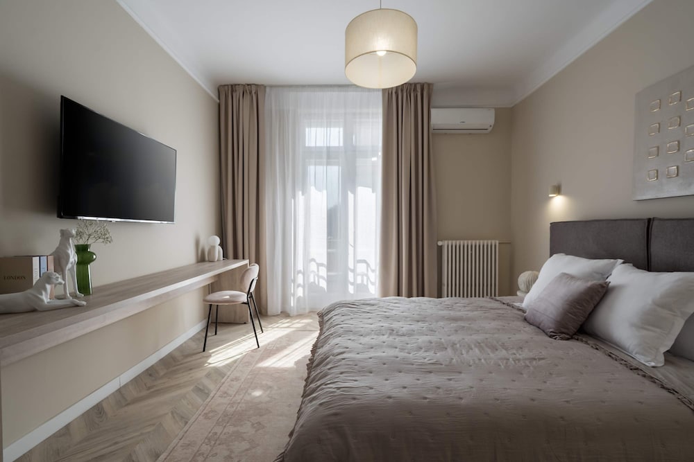 Elegant 3BR Retreat - Steps Away Cismigiu Gardens