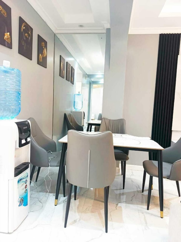 Lux Suites Grandville Apartments