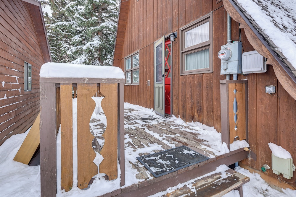 Hot Tub + Fire Pit: Cozy Cabin in Red Lodge!