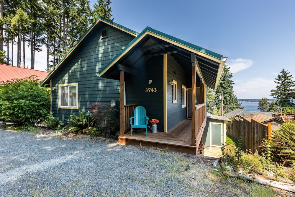 Seaside Getaway by Avantstay Deck w Views