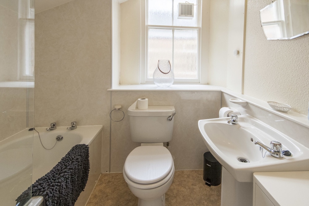 1 Varis Apartments