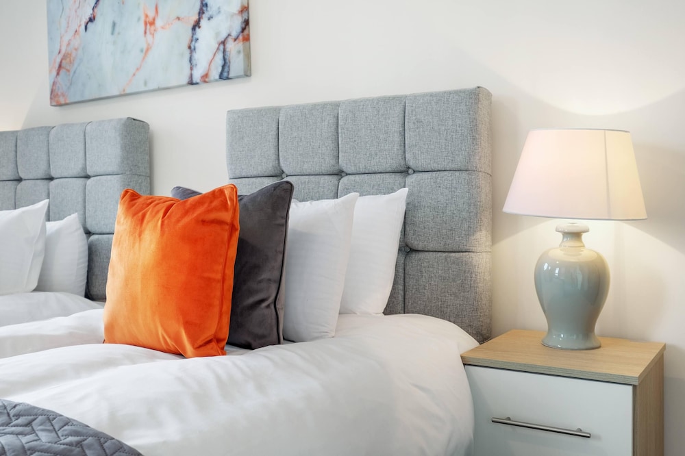 1 & 2 Bedroom Apartments by 12Stay view 5