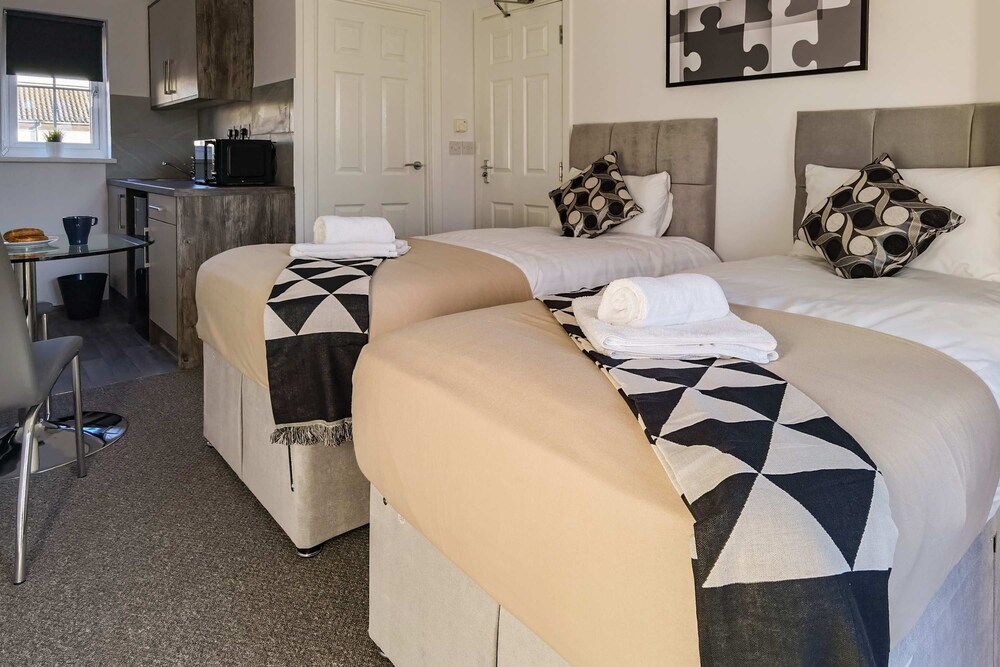 4BR Contractor Accommodation w 4 Bathroom